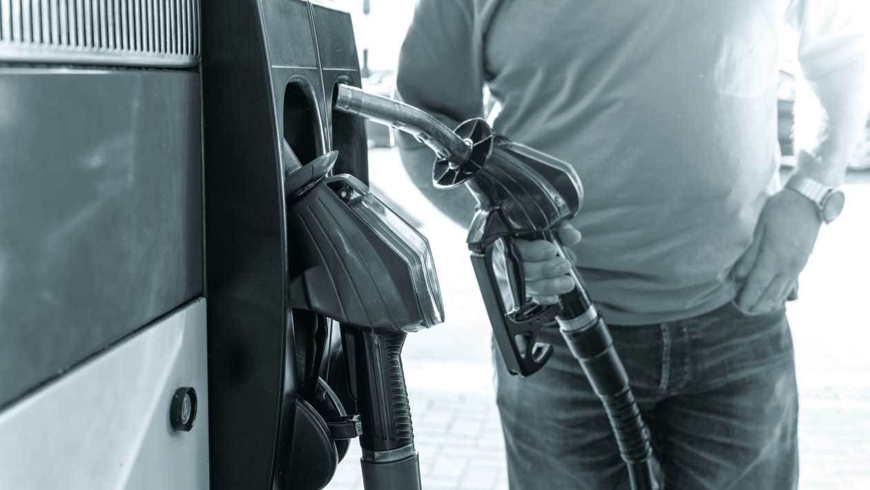 Les baisses des prix de l'essence prévoient, car les craintes de la récession ont frappé le marché mondial du pétrole