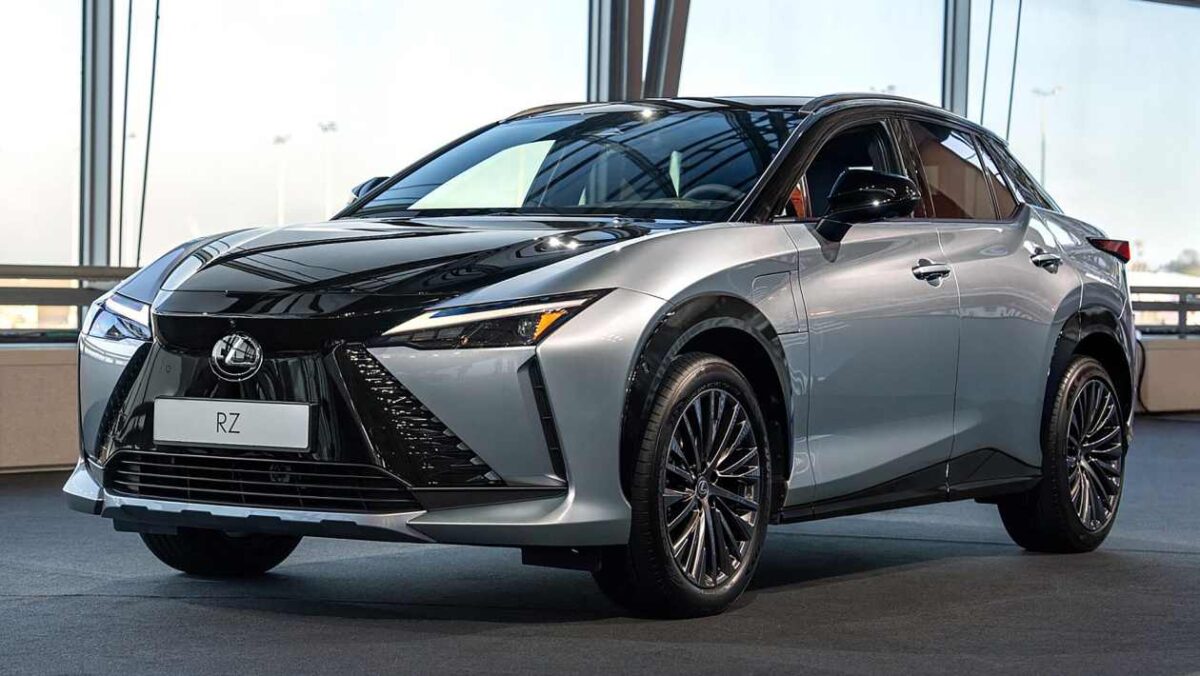 Les mises à jour du Lexus RZ apportent un tout nouveau système de direction électrique dans le cadre d'une avancée technologique majeure