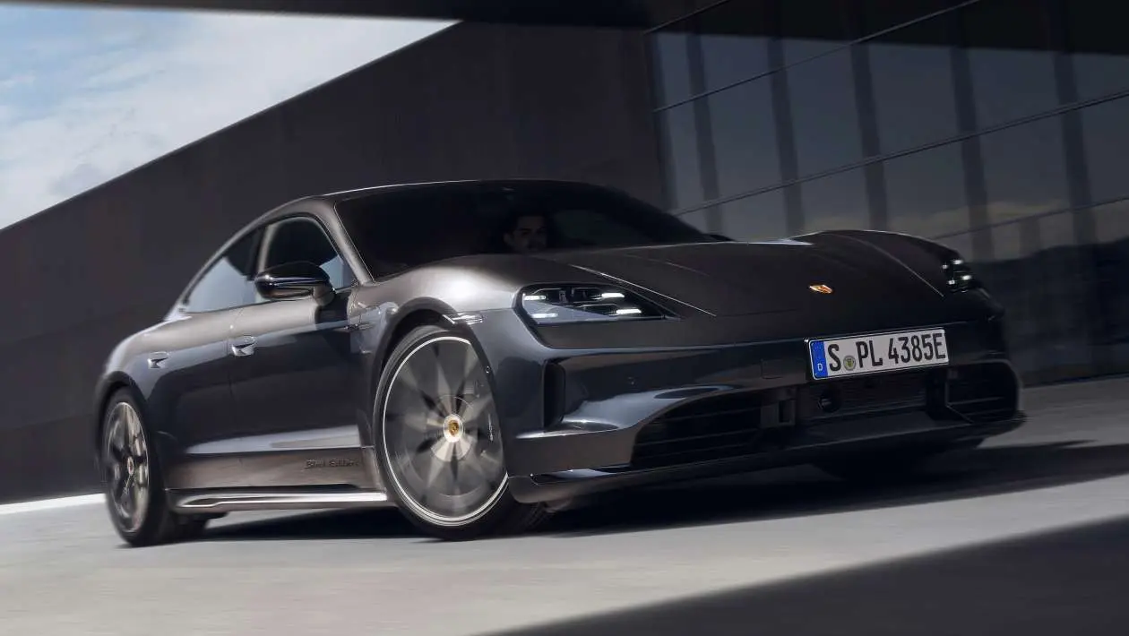 Les nouvelles éditions Black Porsche Taycan et Cayenne ont l'air méchante et mystérieuse