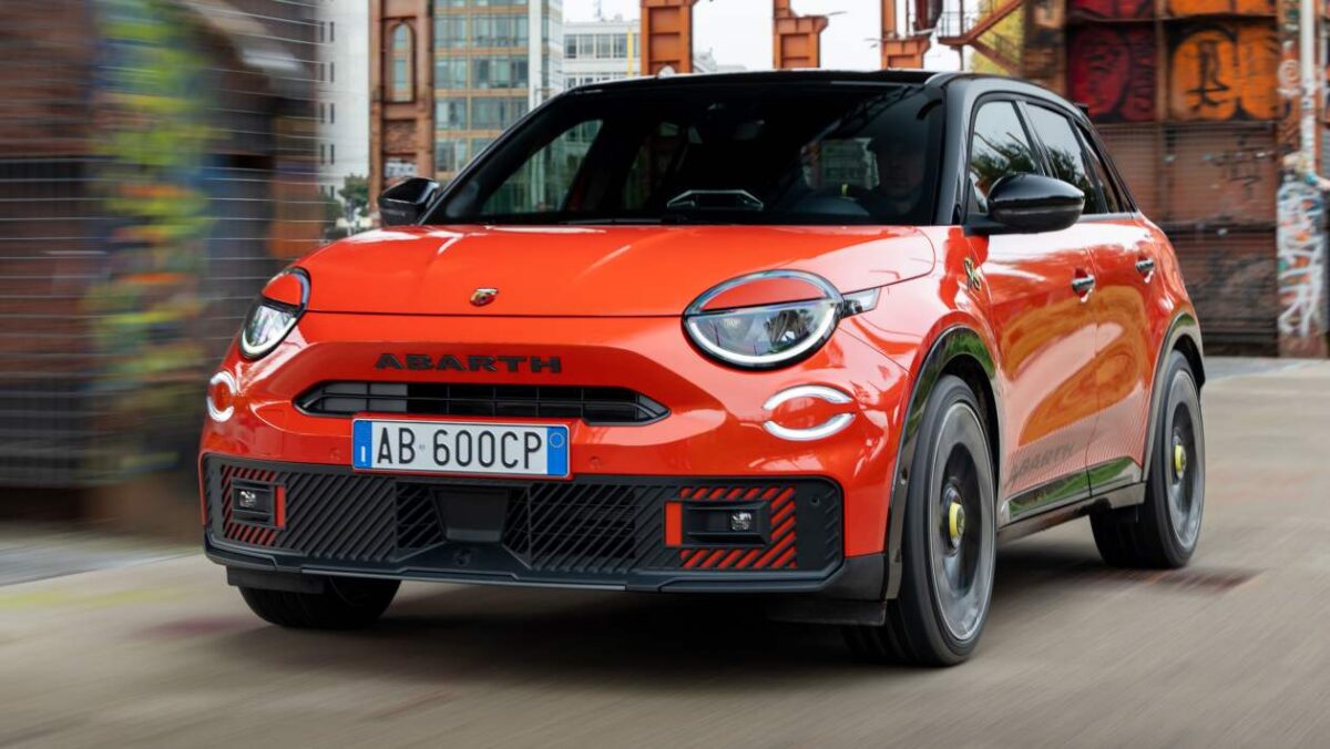 Les nouvelles variantes Abarth 600e Competizione et Turismo rejoignent la gamme des véhicules électriques en vogue