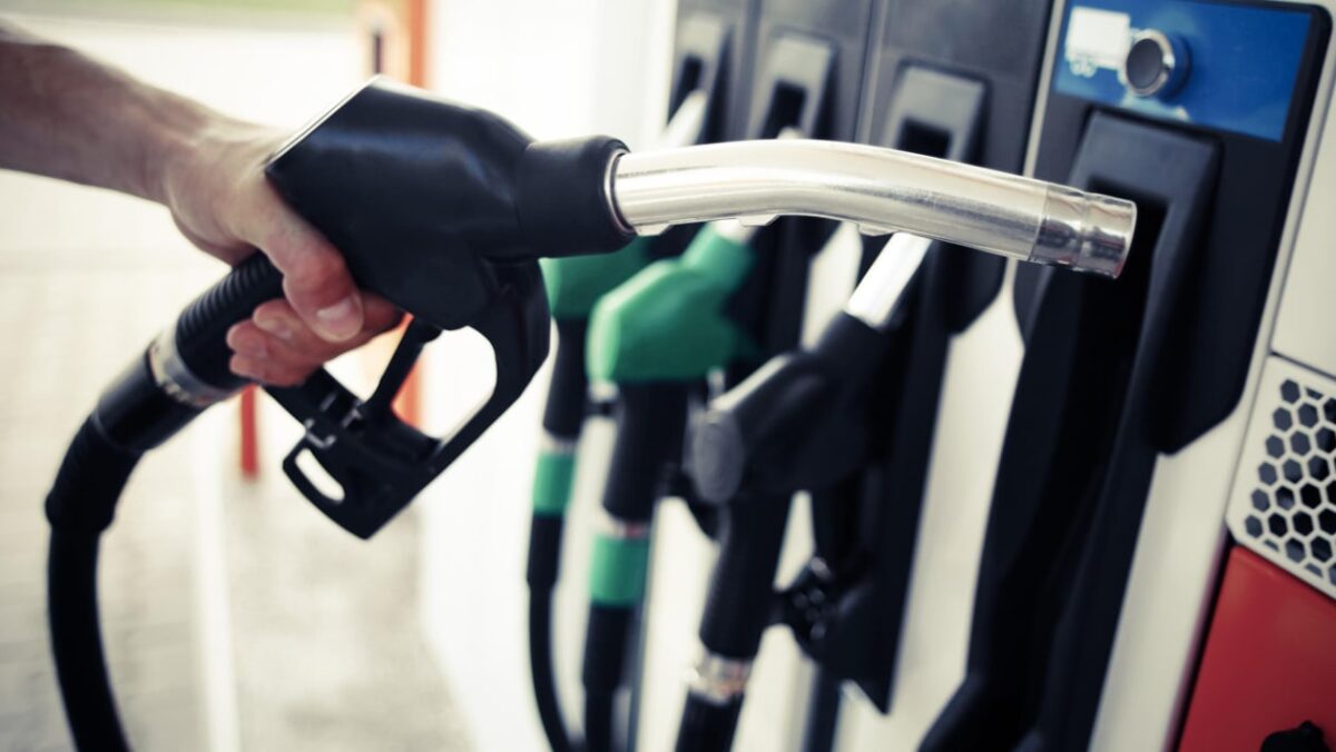 Les prix du carburant chutent alors que l'Iran déclare le détroit d'Ormuz "complètement ouvert"