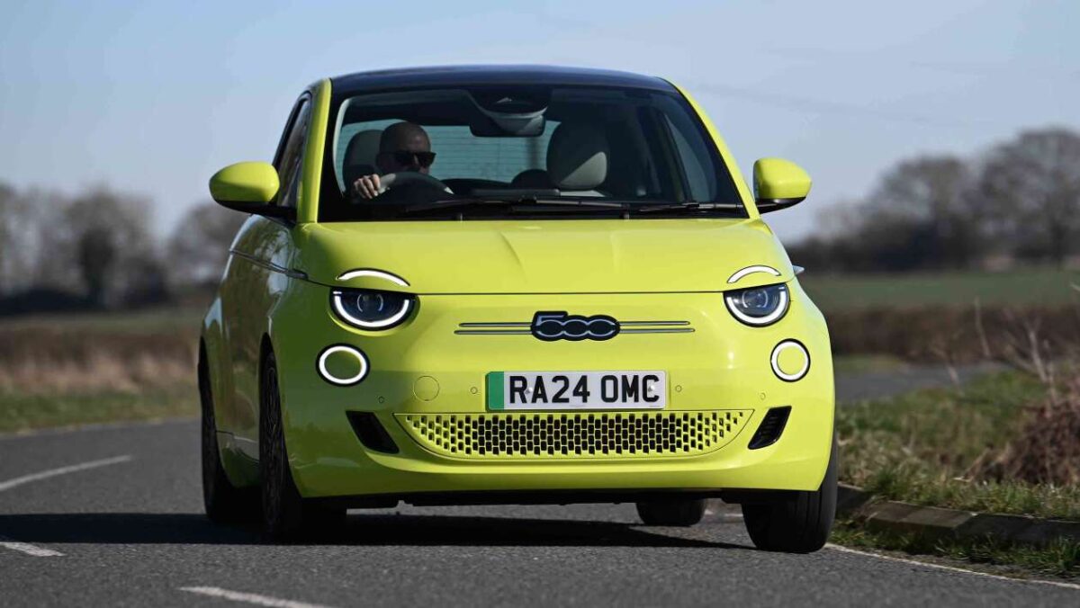 Les voitures électriques de Fiat et Abarth chutent en prix alors que la marque réintroduit la «grant e»