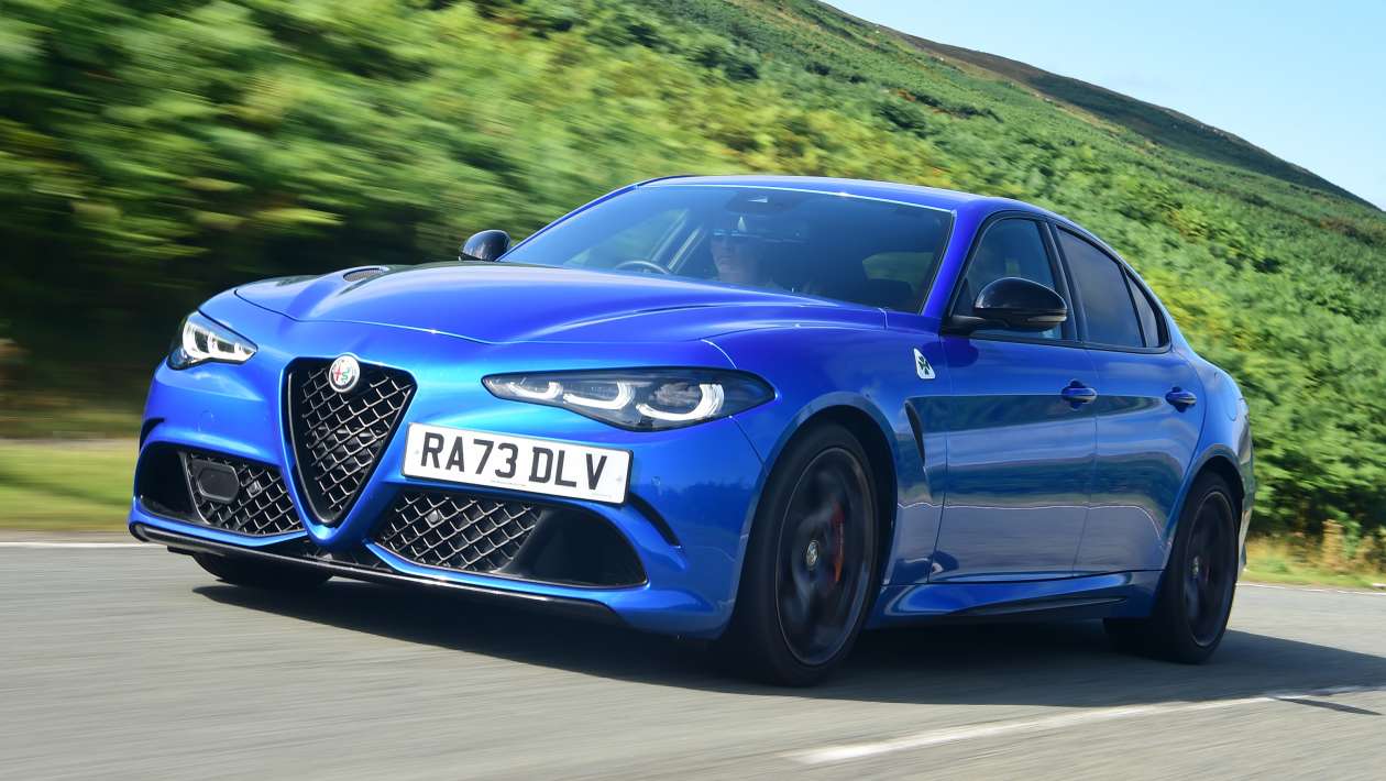 New Alfa Romeo Giulia pour s'en tenir à la puissance de l'essence aux côtés de l'option EV