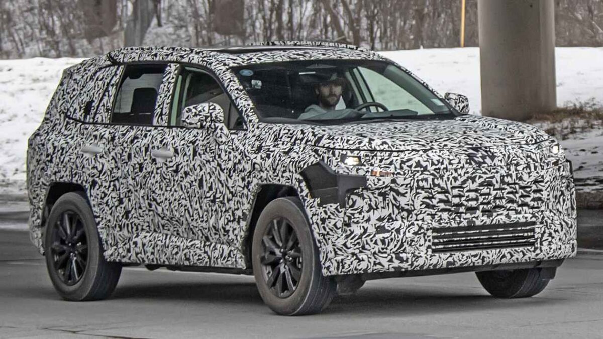 Nouveau 2025 Toyota RAV4 Spied se préparant pour une autre génération très populaire