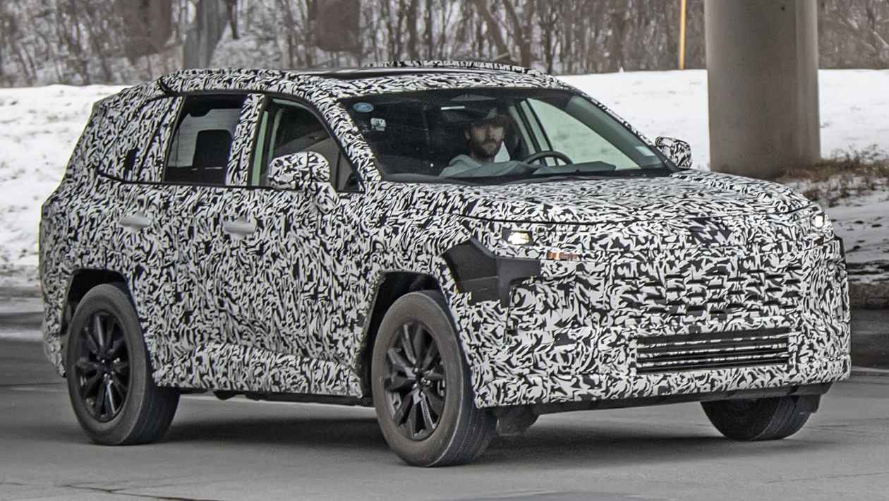 Nouveau 2025 Toyota RAV4 Spied se préparant pour une autre génération très populaire