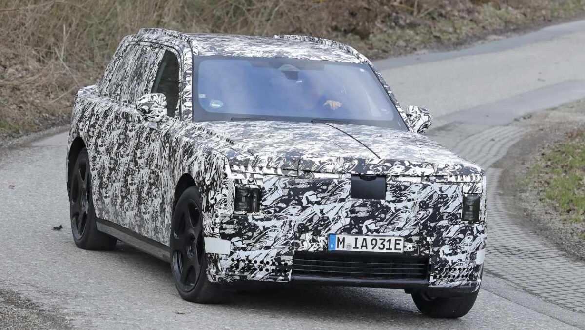 Nouveau SUV Rolls-Royce en route avec un capot unique à ouverture divisée