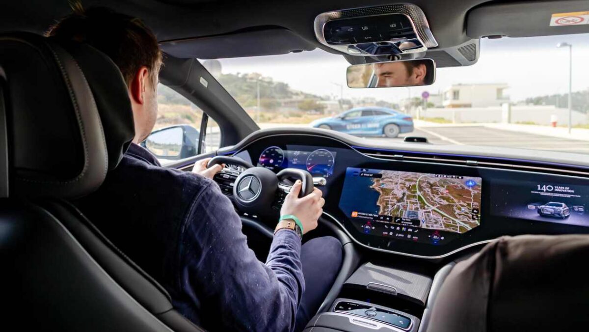 Nouvel examen du système de direction Mercedes EQS : un véhicule électrique de luxe reçoit un joug