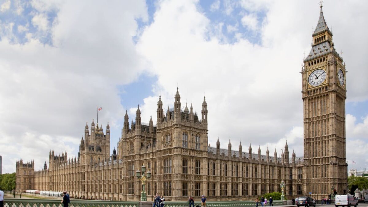 Starmer et Trump concluent un accord commercial pour sauver l'industrie automobile britannique, mais il y a une prise…