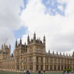 Starmer et Trump concluent un accord commercial pour sauver l'industrie automobile britannique, mais il y a une prise…
