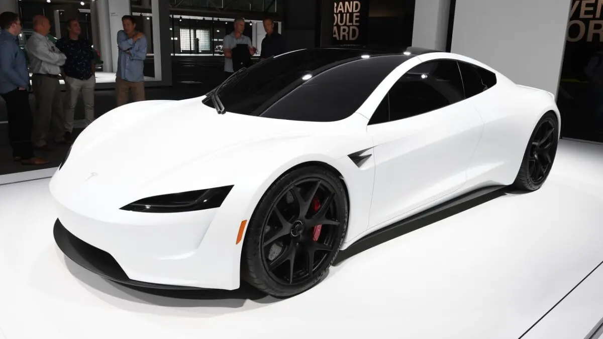 Tesla Roadster montre des signes de vie avec une nouvelle demande de marque