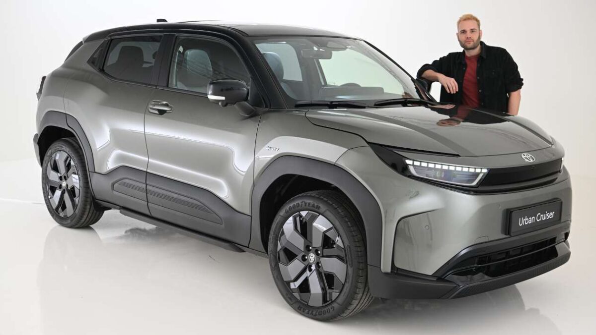 Toyota Prius - front cornering, close