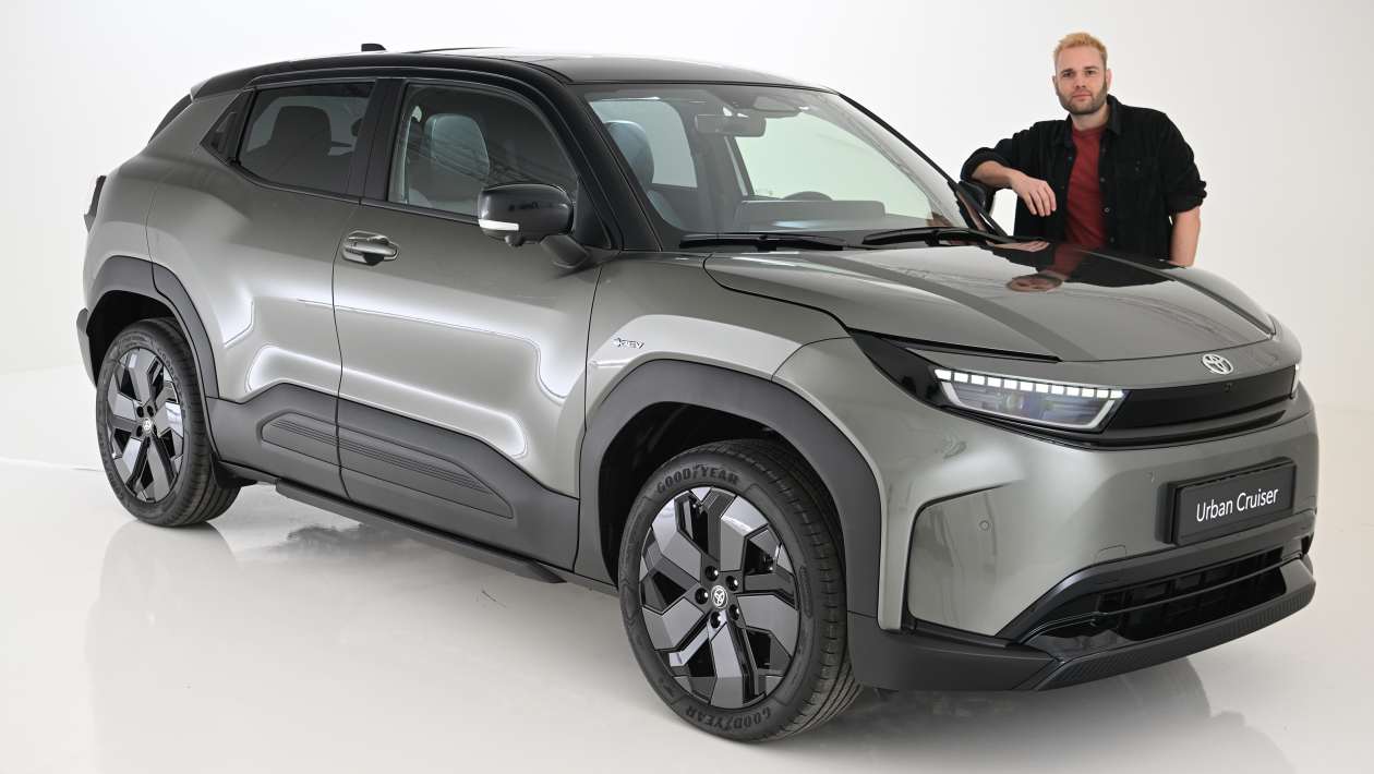 Toyota Prius - front cornering, close