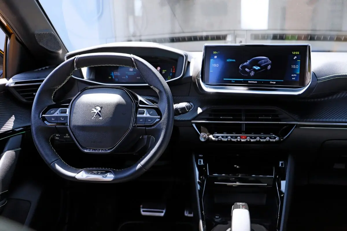 Découvrez le prix actualisé de la Peugeot e-208 : tarifs, autonomie et options disponibles